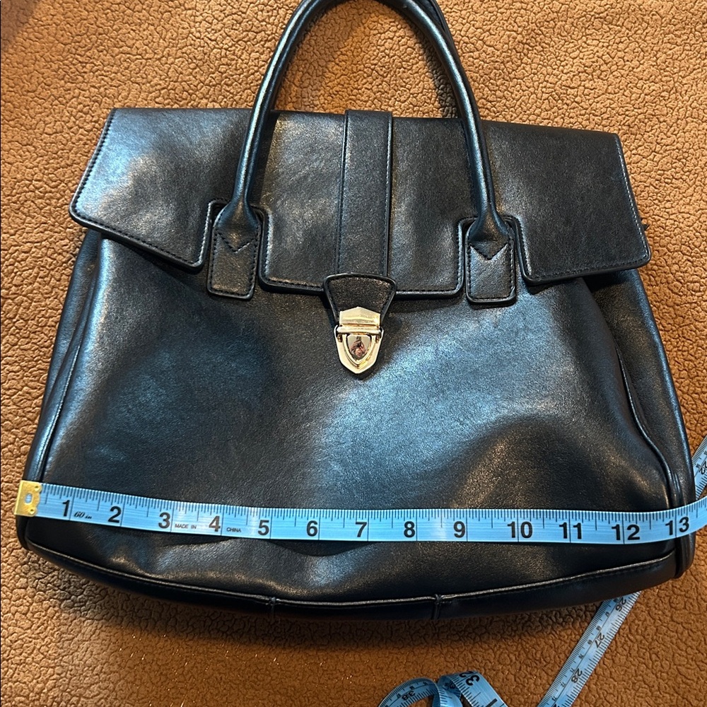 Elegant Black Leather Handbag - Picture 15 of 16